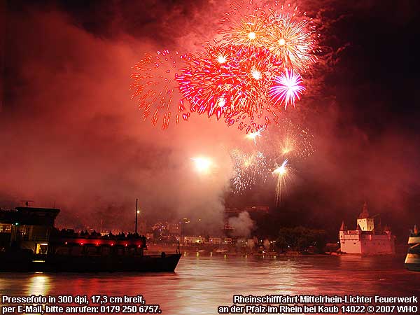 Rheinschifffahrt Mittelrhein-Lichter Feuerwerk an der Pfalz im Rhein bei Kaub