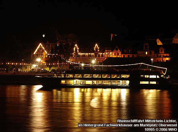 Rheinschifffahrt Mittelrhein-Lichter, im Hintergrund Fachwerkhuser am Marktplatz Oberwesel